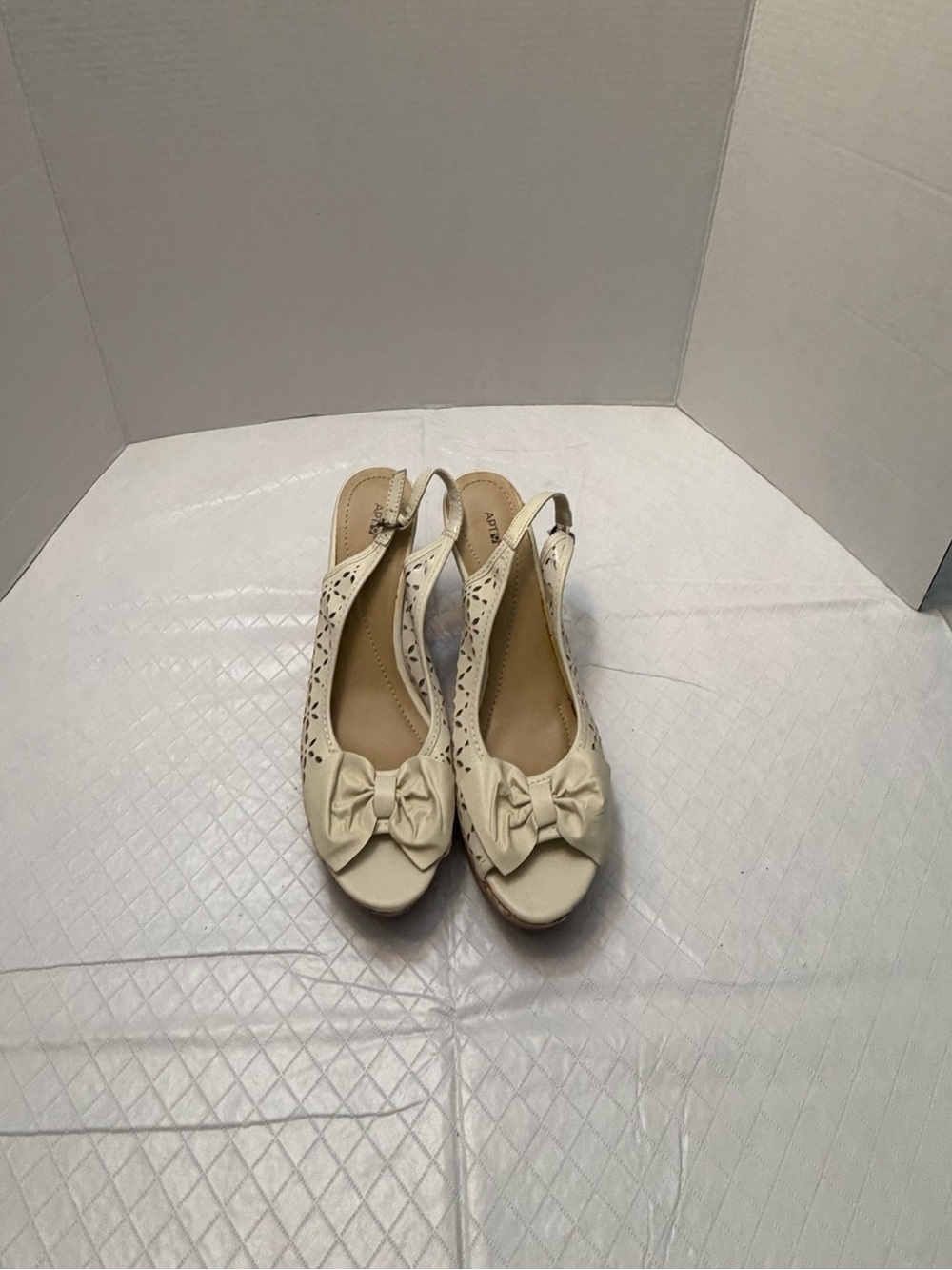Apt. 9 Cream Bow Slingback Peep-Toe Heels Perforated Sz 6 Like New